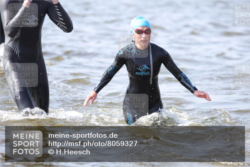 22.06.2025 - Viking Triathlon H.Heesch http://msf.ph/oto/8059327 22.06.2025 10:31:39 Schwimmen 3, 87, 98, 99, 124, 125, 137, 158, 189, 224, 340, 350, 435, 469, 507, 555, 613, 648, 658 meine-sportfotos.de