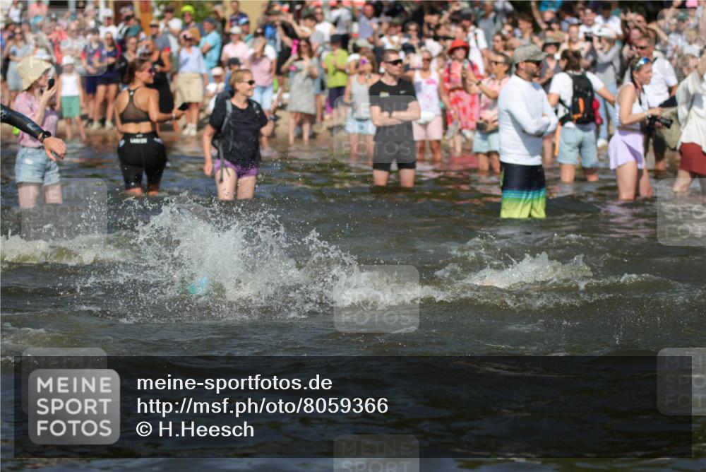 22.06.2025 - Viking Triathlon H.Heesch http://msf.ph/oto/8059366 22.06.2025 10:00:58 Schwimmen 12, 50, 63, 90, 113, 124, 132, 236, 243, 258, 300, 301, 347, 350, 352, 384, 458, 652, 658 meine-sportfotos.de