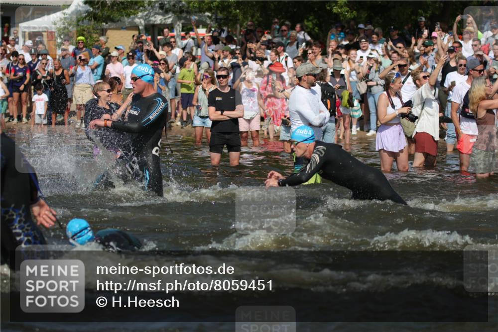 22.06.2025 - Viking Triathlon H.Heesch http://msf.ph/oto/8059451 22.06.2025 10:01:02 Schwimmen 12, 50, 63, 90, 113, 124, 236, 243, 294, 300, 347, 350, 384, 458, 658 meine-sportfotos.de