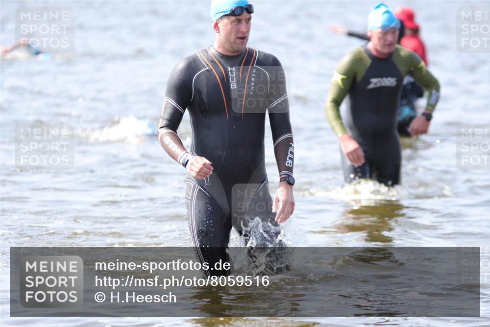 22.06.2025 - Viking Triathlon H.Heesch http://msf.ph/oto/8059516 22.06.2025 10:32:33 Schwimmen 53, 80, 170, 208, 278, 492, 554 meine-sportfotos.de