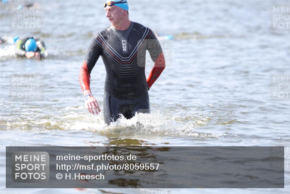 22.06.2025 - Viking Triathlon H.Heesch http://msf.ph/oto/8059557 22.06.2025 10:32:42 Schwimmen 80, 208, 278, 554 meine-sportfotos.de