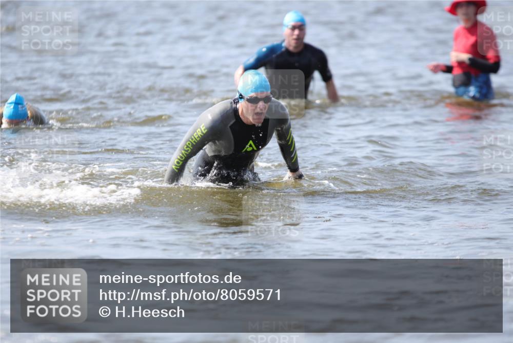 22.06.2025 - Viking Triathlon H.Heesch http://msf.ph/oto/8059571 22.06.2025 10:32:48 Schwimmen 91, 113, 208, 278, 287, 554 meine-sportfotos.de