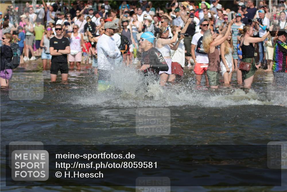 22.06.2025 - Viking Triathlon H.Heesch http://msf.ph/oto/8059581 22.06.2025 10:01:10 Schwimmen 12, 53, 63, 131, 147, 173, 214, 294, 330, 341, 350, 443, 444, 458, 488 meine-sportfotos.de