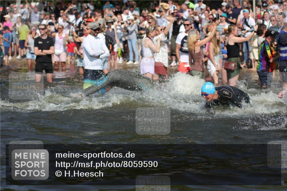 22.06.2025 - Viking Triathlon H.Heesch http://msf.ph/oto/8059590 22.06.2025 10:01:11 Schwimmen 12, 53, 63, 131, 147, 173, 214, 294, 330, 341, 350, 443, 444, 458, 488 meine-sportfotos.de