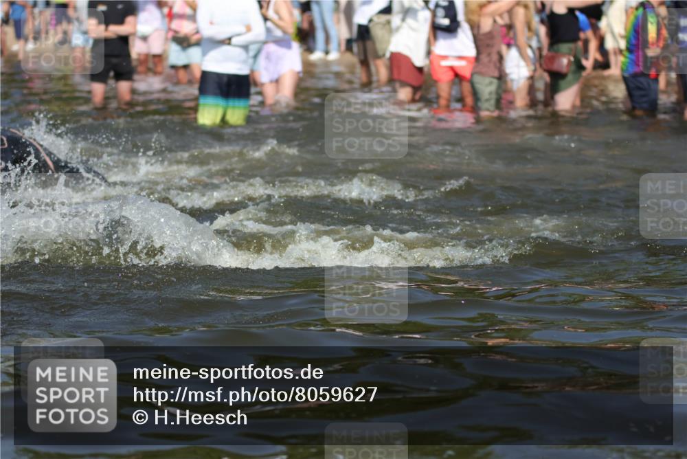 22.06.2025 - Viking Triathlon H.Heesch http://msf.ph/oto/8059627 22.06.2025 10:01:13 Schwimmen 53, 131, 147, 173, 214, 294, 330, 341, 443, 444, 488 meine-sportfotos.de