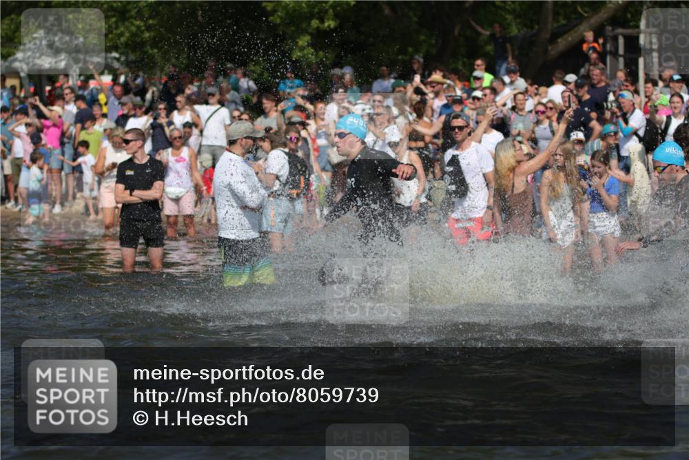 22.06.2025 - Viking Triathlon H.Heesch http://msf.ph/oto/8059739 22.06.2025 10:01:25 Schwimmen 38, 99, 162, 203, 216, 224, 226, 237, 284, 287, 311, 381, 393, 510, 643 meine-sportfotos.de