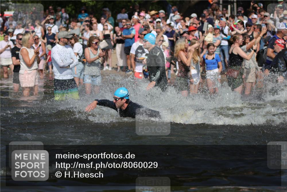 22.06.2025 - Viking Triathlon H.Heesch http://msf.ph/oto/8060029 22.06.2025 10:01:51 Schwimmen 3, 17, 33, 80, 91, 125, 158, 170, 271, 304, 310, 355, 496, 555, 618 meine-sportfotos.de
