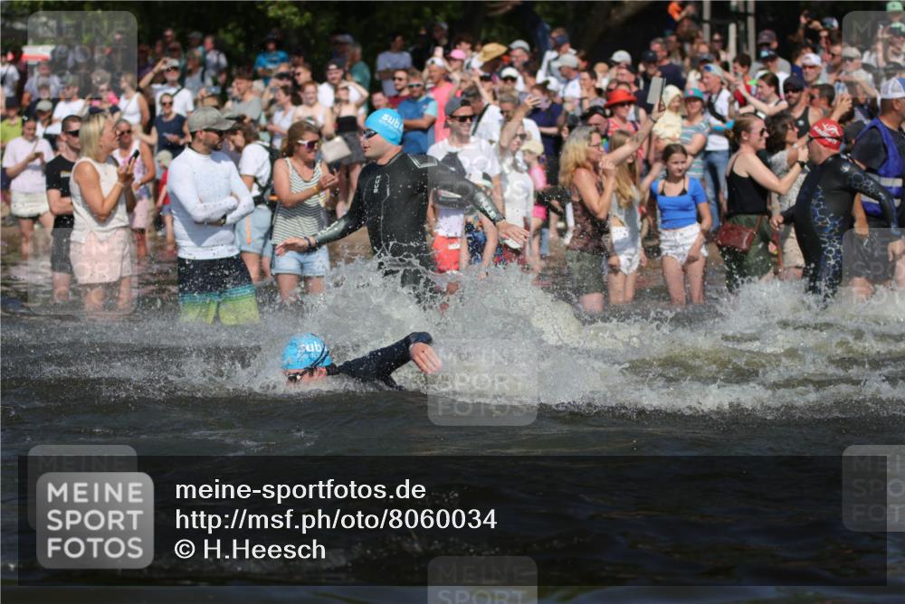 22.06.2025 - Viking Triathlon H.Heesch http://msf.ph/oto/8060034 22.06.2025 10:01:51 Schwimmen 3, 17, 33, 80, 91, 125, 158, 170, 271, 304, 310, 355, 496, 555, 618 meine-sportfotos.de