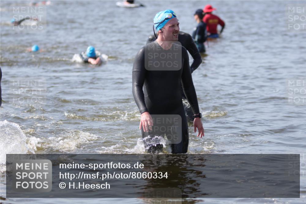 22.06.2025 - Viking Triathlon H.Heesch http://msf.ph/oto/8060334 22.06.2025 10:36:16 Schwimmen 42, 88, 101, 334, 407 meine-sportfotos.de