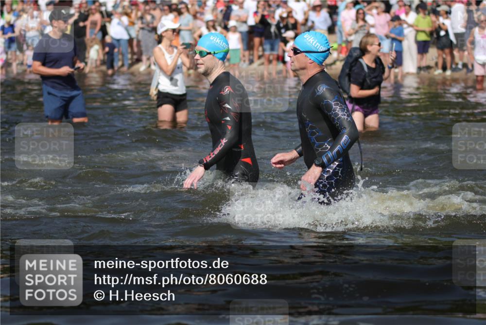 22.06.2025 - Viking Triathlon H.Heesch http://msf.ph/oto/8060688 22.06.2025 10:02:50 Schwimmen 5, 40, 43, 98, 154, 164, 323, 340, 430, 475, 486, 548, 552, 554, 608 meine-sportfotos.de