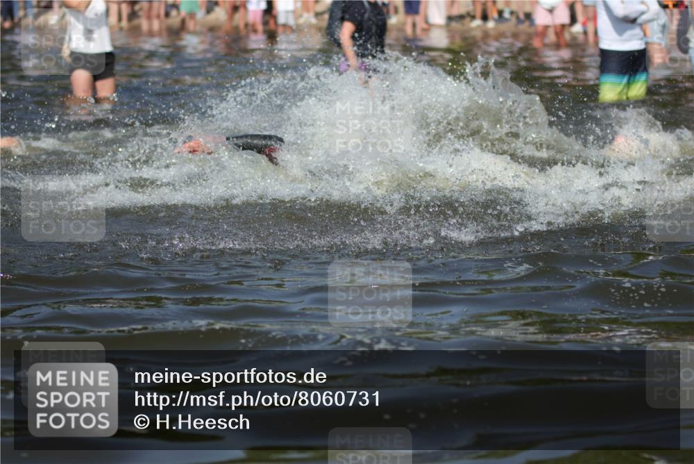 22.06.2025 - Viking Triathlon H.Heesch http://msf.ph/oto/8060731 22.06.2025 10:02:53 Schwimmen 5, 40, 43, 47, 98, 154, 164, 323, 340, 430, 475, 486, 548, 552, 554, 608 meine-sportfotos.de