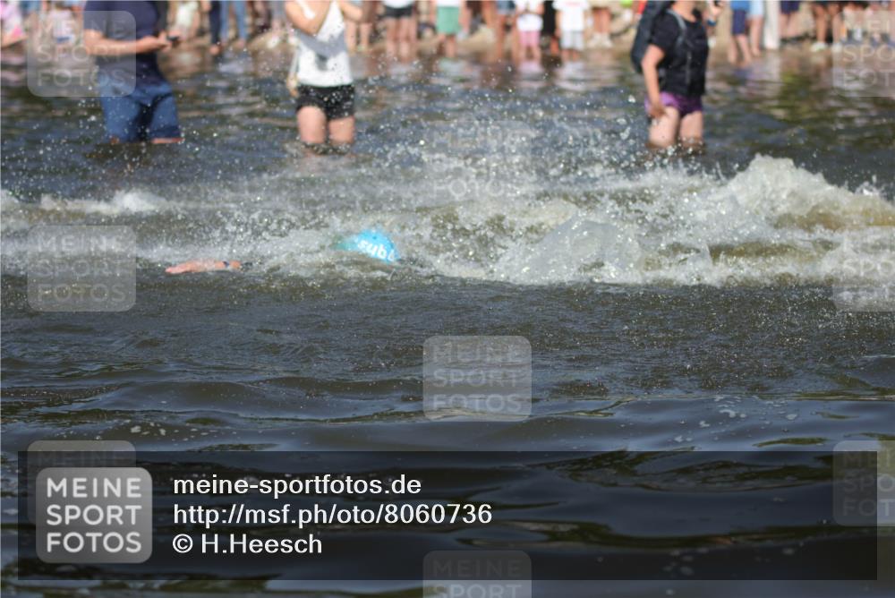 22.06.2025 - Viking Triathlon H.Heesch http://msf.ph/oto/8060736 22.06.2025 10:02:53 Schwimmen 5, 40, 43, 47, 98, 154, 164, 323, 340, 430, 475, 486, 548, 552, 554, 608 meine-sportfotos.de