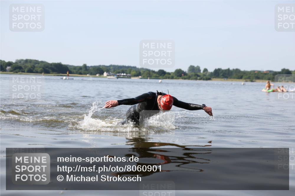 22.06.2025 - Viking Triathlon Michael Strokosch http://msf.ph/oto/8060901 22.06.2025 10:24:06 Schwimmen 609 meine-sportfotos.de