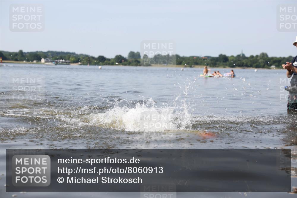 22.06.2025 - Viking Triathlon Michael Strokosch http://msf.ph/oto/8060913 22.06.2025 10:24:07 Schwimmen 609 meine-sportfotos.de