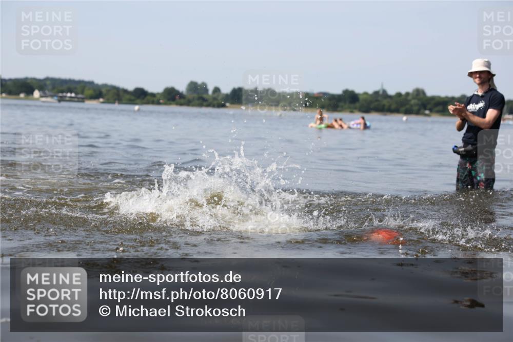 22.06.2025 - Viking Triathlon Michael Strokosch http://msf.ph/oto/8060917 22.06.2025 10:24:07 Schwimmen 609 meine-sportfotos.de