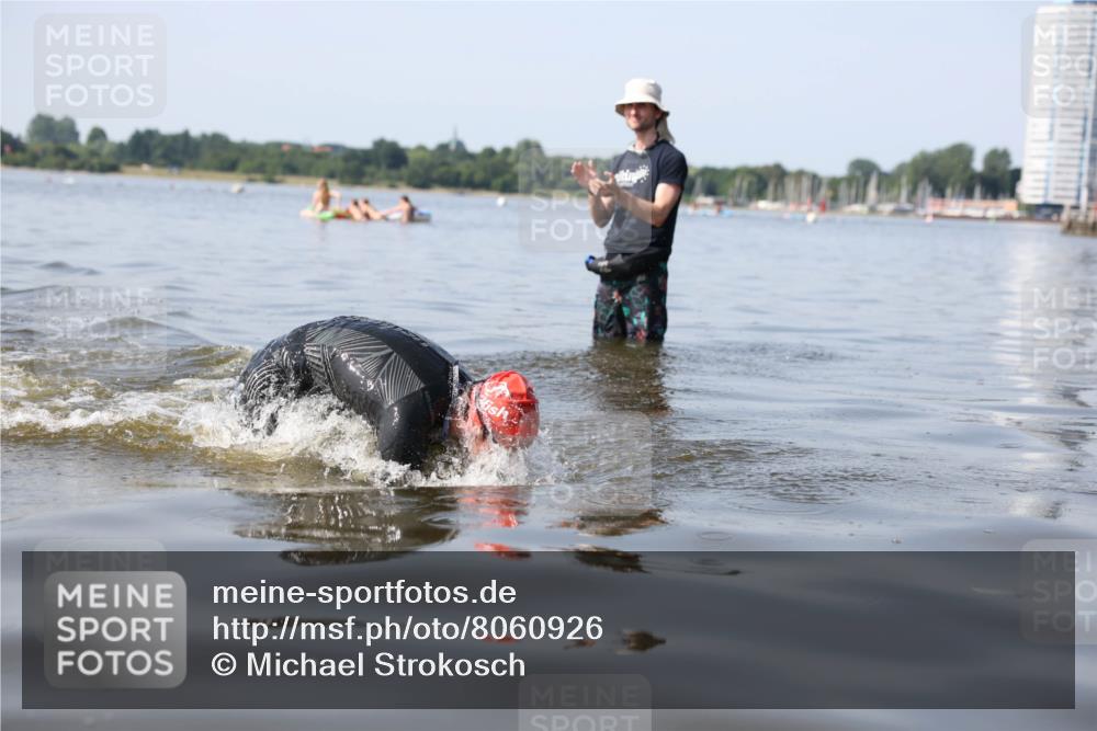 22.06.2025 - Viking Triathlon Michael Strokosch http://msf.ph/oto/8060926 22.06.2025 10:24:08 Schwimmen 609 meine-sportfotos.de