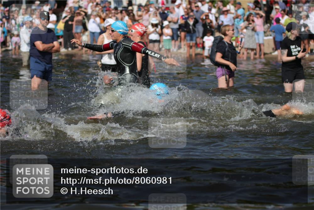 22.06.2025 - Viking Triathlon H.Heesch http://msf.ph/oto/8060981 22.06.2025 10:03:19 Schwimmen 20, 25, 34, 88, 89, 134, 163, 187, 208, 229, 251, 332, 334, 348, 505, 524, 540, 636, 660 meine-sportfotos.de