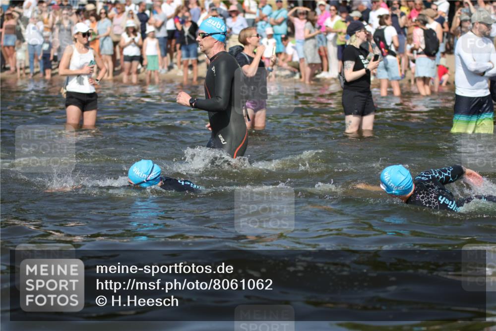 22.06.2025 - Viking Triathlon H.Heesch http://msf.ph/oto/8061062 22.06.2025 10:03:25 Schwimmen 25, 34, 42, 88, 89, 163, 182, 221, 229, 251, 324, 332, 454, 540, 556 meine-sportfotos.de