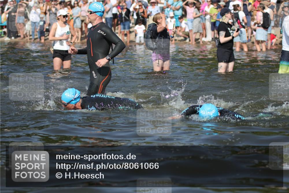 22.06.2025 - Viking Triathlon H.Heesch http://msf.ph/oto/8061066 22.06.2025 10:03:25 Schwimmen 25, 34, 42, 88, 89, 163, 182, 221, 229, 251, 324, 332, 454, 540, 556 meine-sportfotos.de