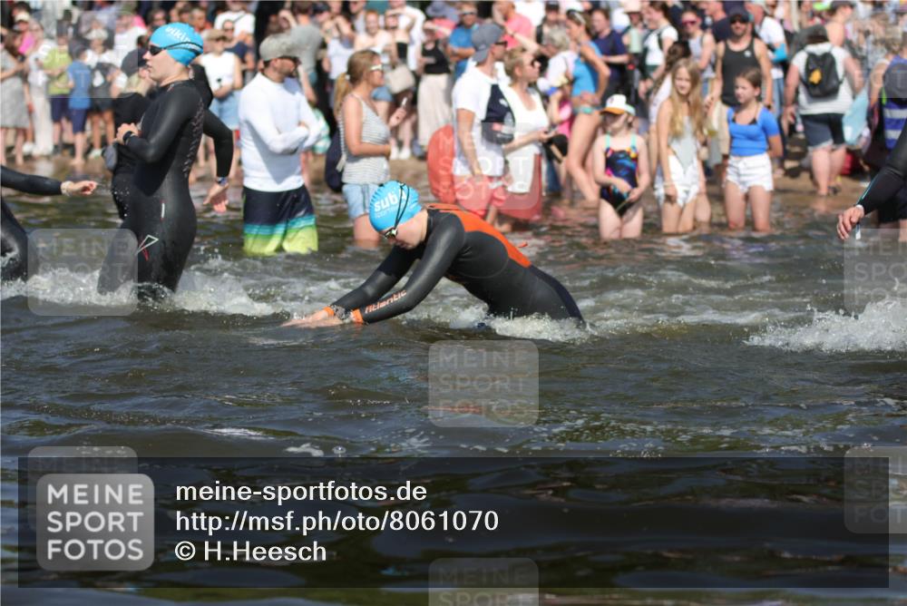 22.06.2025 - Viking Triathlon H.Heesch http://msf.ph/oto/8061070 22.06.2025 10:03:27 Schwimmen 25, 34, 42, 88, 89, 163, 182, 221, 229, 251, 324, 332, 454, 540, 556 meine-sportfotos.de