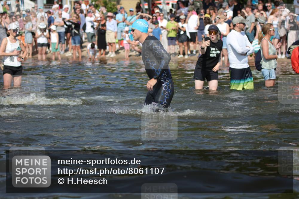 22.06.2025 - Viking Triathlon H.Heesch http://msf.ph/oto/8061107 22.06.2025 10:03:34 Schwimmen 42, 58, 62, 79, 148, 179, 182, 221, 324, 434, 454, 556, 619, 635, 645, 659 meine-sportfotos.de
