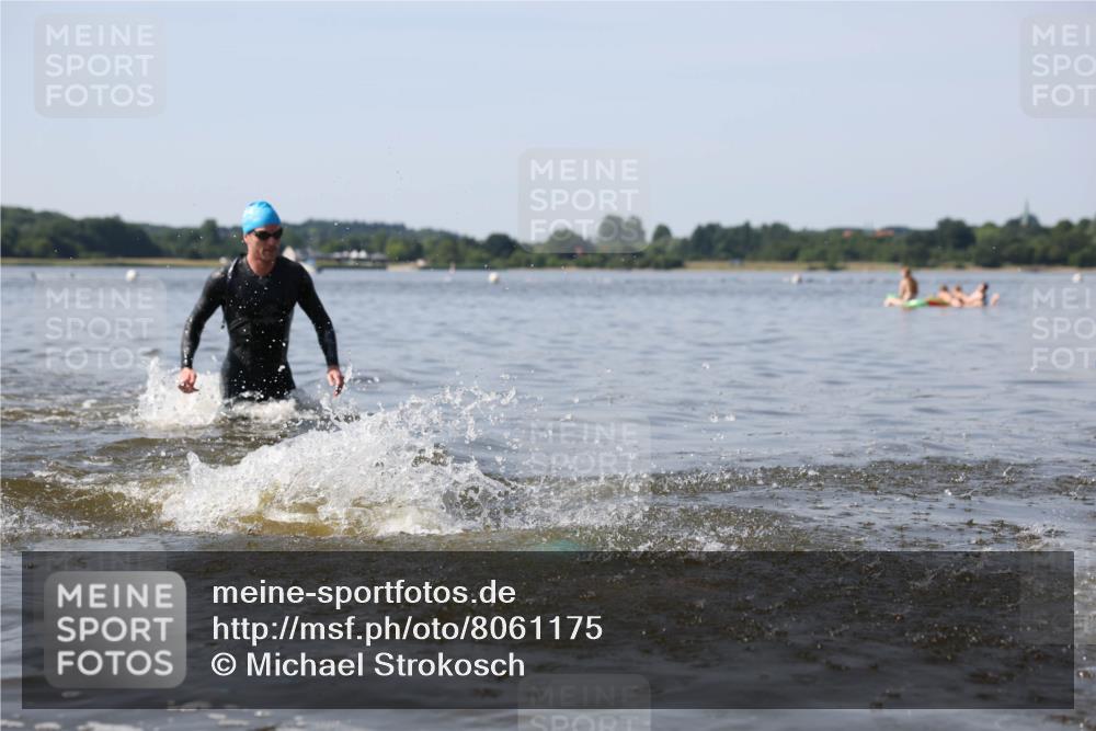 22.06.2025 - Viking Triathlon Michael Strokosch http://msf.ph/oto/8061175 22.06.2025 10:24:57 Schwimmen 4, 329, 521 meine-sportfotos.de
