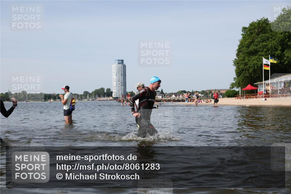 22.06.2025 - Viking Triathlon Michael Strokosch http://msf.ph/oto/8061283 22.06.2025 10:45:46 Schwimmen 95, 197, 360, 372, 425, 519, 633 meine-sportfotos.de