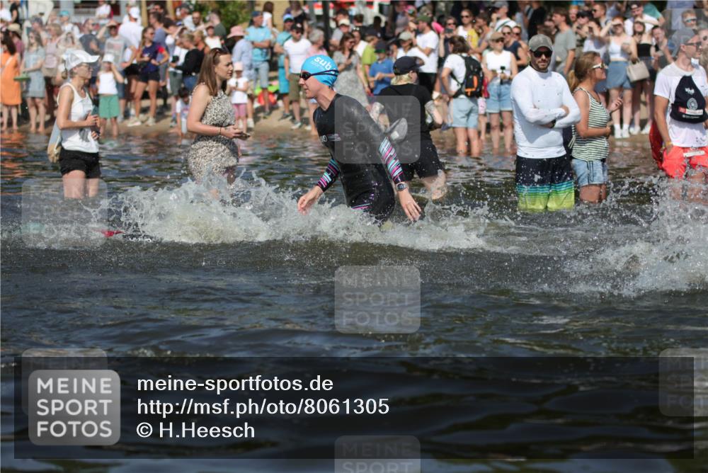 22.06.2025 - Viking Triathlon H.Heesch http://msf.ph/oto/8061305 22.06.2025 10:03:52 Schwimmen 26, 54, 77, 108, 157, 215, 242, 296, 336, 383, 396, 451, 456, 495, 648 meine-sportfotos.de