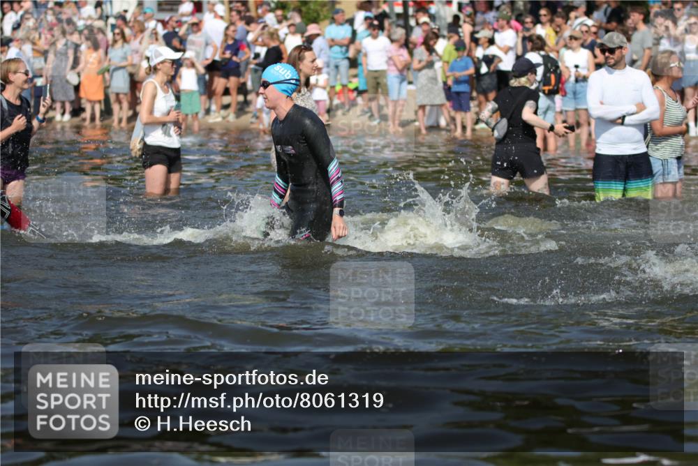 22.06.2025 - Viking Triathlon H.Heesch http://msf.ph/oto/8061319 22.06.2025 10:03:53 Schwimmen 26, 54, 77, 108, 157, 215, 242, 296, 336, 383, 396, 451, 456, 495, 648 meine-sportfotos.de