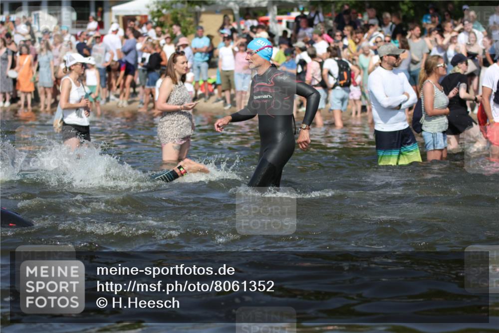 22.06.2025 - Viking Triathlon H.Heesch http://msf.ph/oto/8061352 22.06.2025 10:03:55 Schwimmen 26, 54, 77, 215, 220, 242, 315, 336, 383, 396, 433, 451, 495, 639, 657 meine-sportfotos.de