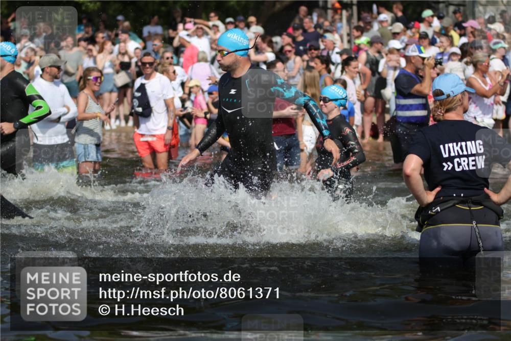 22.06.2025 - Viking Triathlon H.Heesch http://msf.ph/oto/8061371 22.06.2025 10:03:58 Schwimmen 26, 54, 77, 215, 220, 242, 315, 336, 383, 396, 433, 451, 495, 639, 657 meine-sportfotos.de