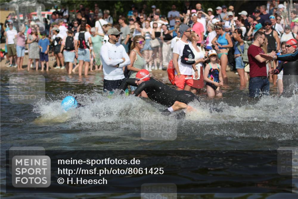 22.06.2025 - Viking Triathlon H.Heesch http://msf.ph/oto/8061425 22.06.2025 10:04:02 Schwimmen 54, 215, 220, 240, 242, 313, 315, 336, 370, 383, 433, 448, 614, 639, 657 meine-sportfotos.de