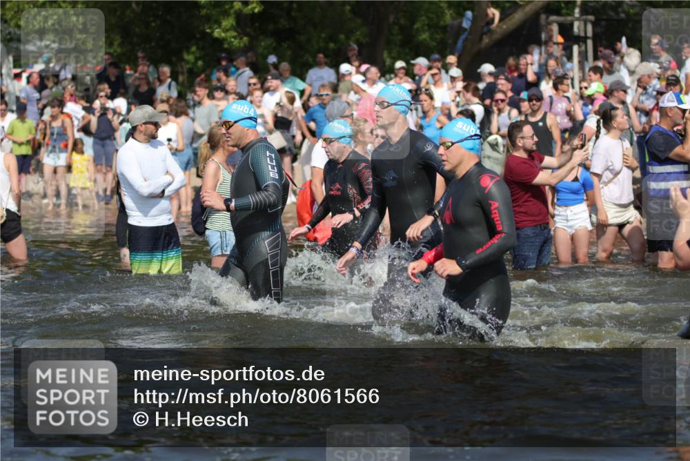 22.06.2025 - Viking Triathlon H.Heesch http://msf.ph/oto/8061566 22.06.2025 10:04:13 Schwimmen 141, 142, 156, 185, 199, 240, 276, 313, 351, 370, 448, 474, 493, 529, 614 meine-sportfotos.de
