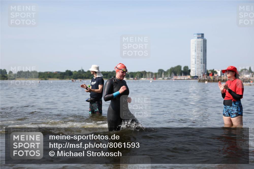 22.06.2025 - Viking Triathlon Michael Strokosch http://msf.ph/oto/8061593 22.06.2025 10:26:01 Schwimmen 49, 617, 642 meine-sportfotos.de