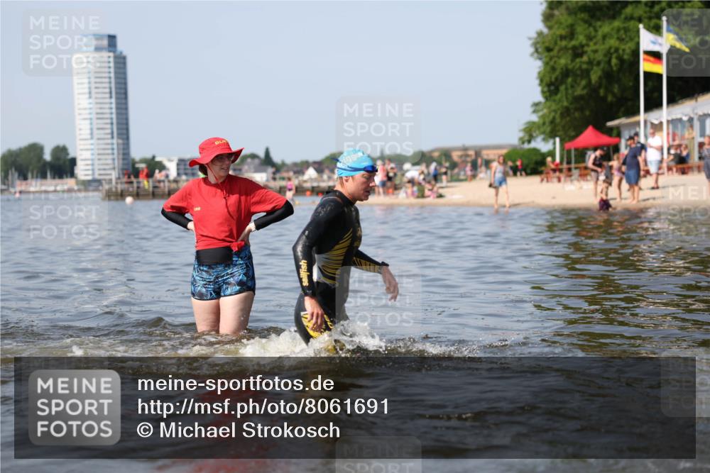 22.06.2025 - Viking Triathlon Michael Strokosch http://msf.ph/oto/8061691 22.06.2025 10:26:13 Schwimmen 9, 526, 617 meine-sportfotos.de