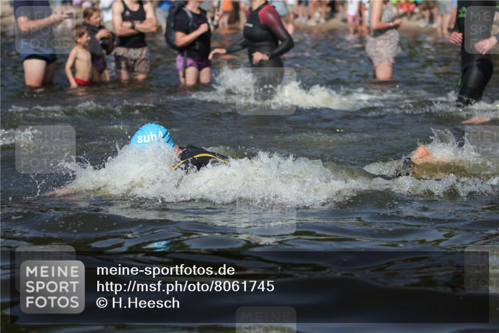22.06.2025 - Viking Triathlon H.Heesch http://msf.ph/oto/8061745 22.06.2025 10:04:25 Schwimmen 115, 146, 195, 209, 239, 253, 335, 375, 377, 408, 419, 447, 457, 506, 629 meine-sportfotos.de