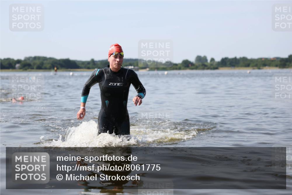 22.06.2025 - Viking Triathlon Michael Strokosch http://msf.ph/oto/8061775 22.06.2025 10:26:47 Schwimmen 610, 661 meine-sportfotos.de