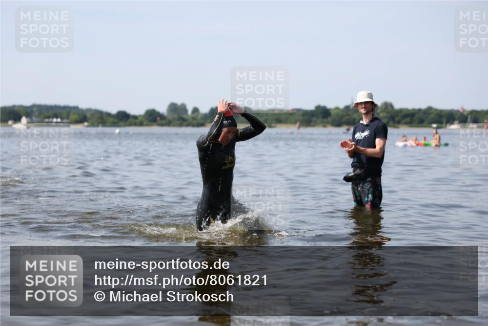 22.06.2025 - Viking Triathlon Michael Strokosch http://msf.ph/oto/8061821 22.06.2025 10:26:55 Schwimmen 52, 81, 145, 288, 610, 623, 661 meine-sportfotos.de