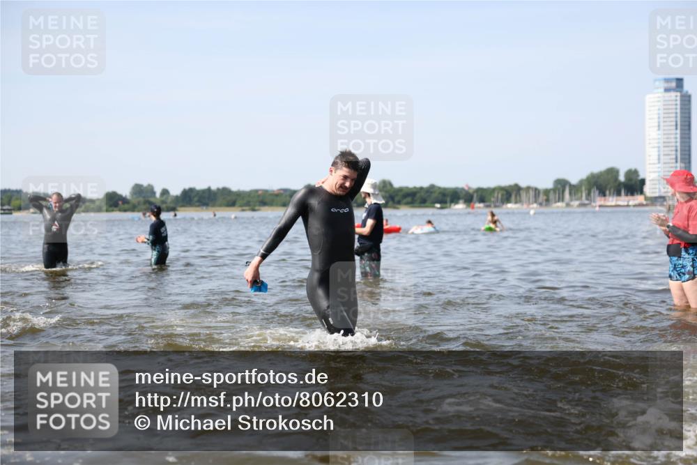 22.06.2025 - Viking Triathlon Michael Strokosch http://msf.ph/oto/8062310 22.06.2025 10:27:58 Schwimmen 14, 90, 178, 196, 198, 230, 289, 401, 534, 616 meine-sportfotos.de