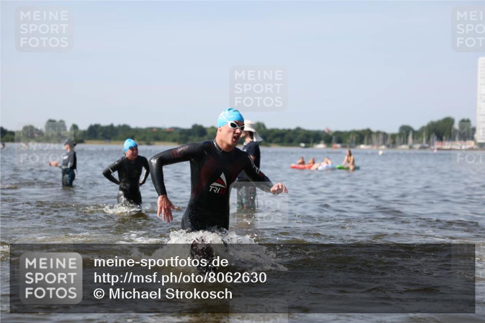 22.06.2025 - Viking Triathlon Michael Strokosch http://msf.ph/oto/8062630 22.06.2025 10:28:58 Schwimmen 12, 15, 152, 200, 301, 310, 384, 414, 443, 604, 628 meine-sportfotos.de