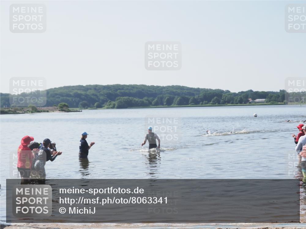 22.06.2025 - Viking Triathlon MichiJ http://msf.ph/oto/8063341 22.06.2025 10:24:43 Schwimmen 329 meine-sportfotos.de