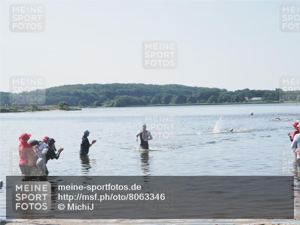 22.06.2025 - Viking Triathlon MichiJ http://msf.ph/oto/8063346 22.06.2025 10:24:44 Schwimmen 329 meine-sportfotos.de