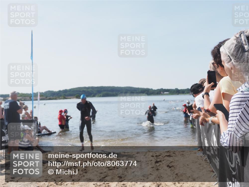 22.06.2025 - Viking Triathlon MichiJ http://msf.ph/oto/8063774 22.06.2025 10:26:04 Schwimmen 9, 49, 617, 642 meine-sportfotos.de