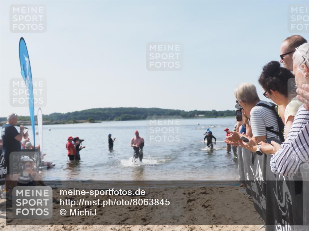 22.06.2025 - Viking Triathlon MichiJ http://msf.ph/oto/8063845 22.06.2025 10:26:13 Schwimmen 9, 526, 617 meine-sportfotos.de