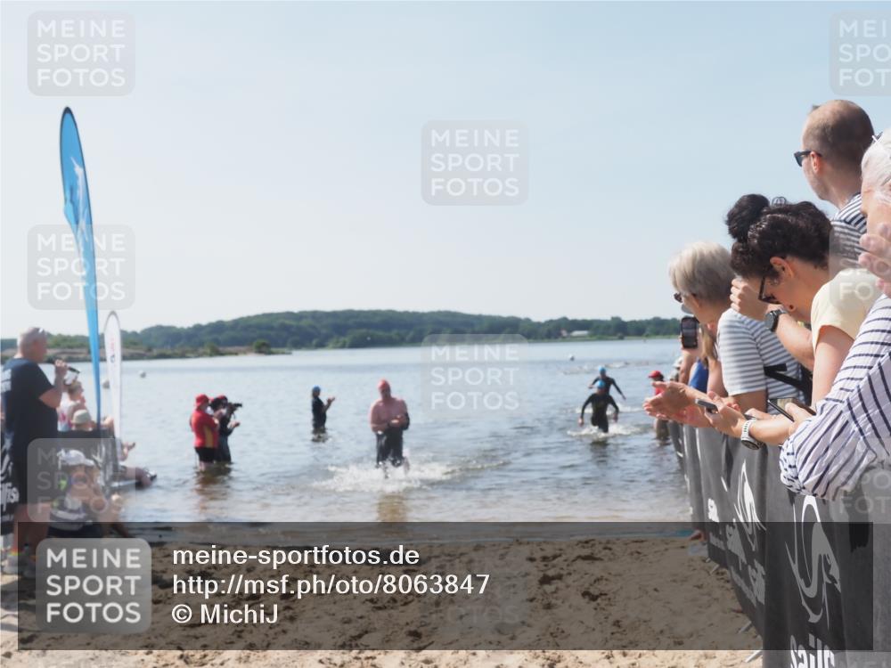 22.06.2025 - Viking Triathlon MichiJ http://msf.ph/oto/8063847 22.06.2025 10:26:13 Schwimmen 9, 526, 617 meine-sportfotos.de