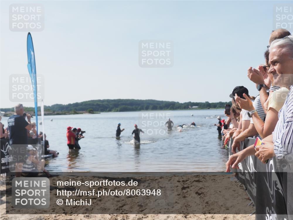22.06.2025 - Viking Triathlon MichiJ http://msf.ph/oto/8063948 22.06.2025 10:26:50 Schwimmen 288, 610, 661 meine-sportfotos.de