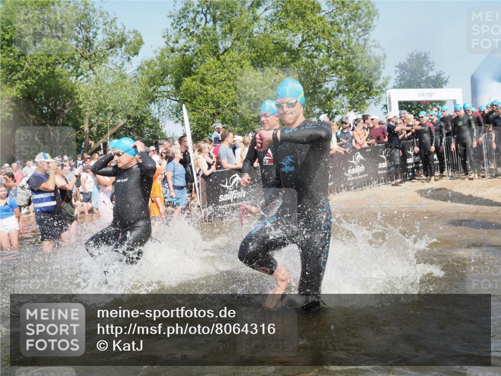22.06.2025 - Viking Triathlon KatJ http://msf.ph/oto/8064316 22.06.2025 10:04:16 Schwimmen 115, 141, 142, 156, 185, 195, 199, 253, 276, 351, 377, 408, 474, 493, 529 meine-sportfotos.de