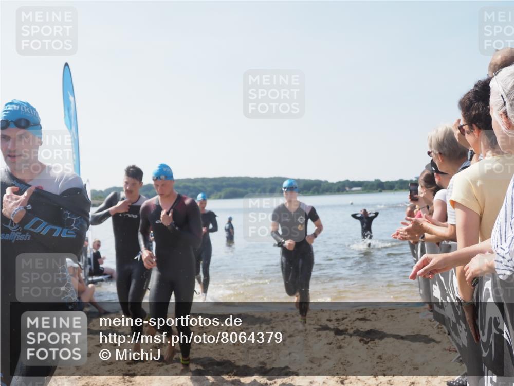 22.06.2025 - Viking Triathlon MichiJ http://msf.ph/oto/8064379 22.06.2025 10:28:09 Schwimmen 14, 178, 196, 367, 401 meine-sportfotos.de