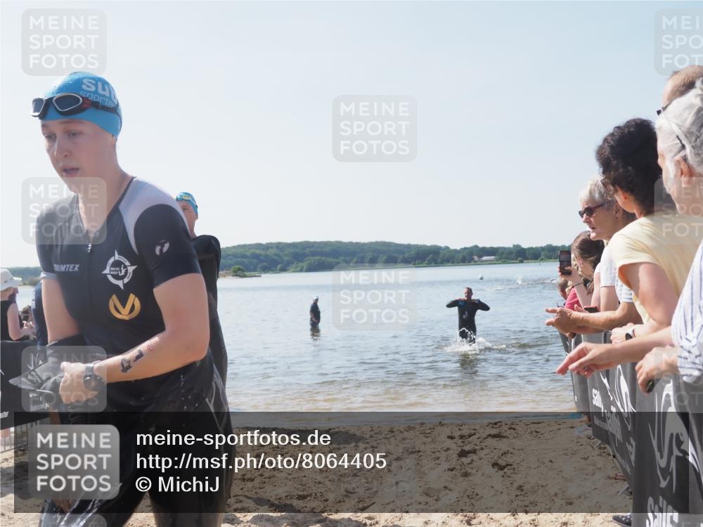22.06.2025 - Viking Triathlon MichiJ http://msf.ph/oto/8064405 22.06.2025 10:28:11 Schwimmen 367, 401 meine-sportfotos.de