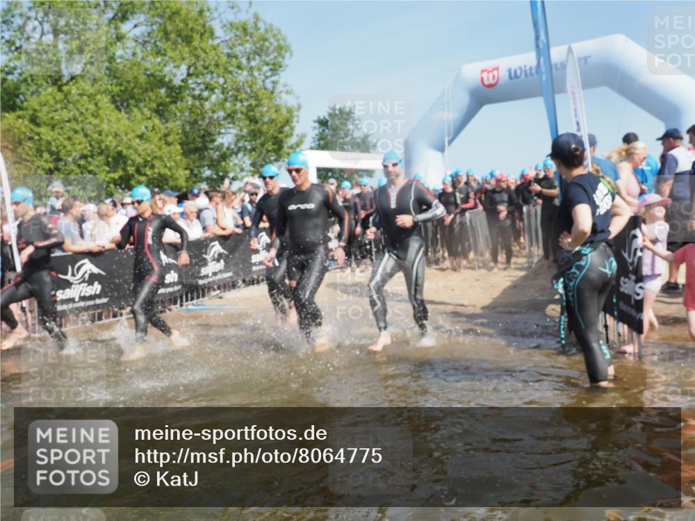 22.06.2025 - Viking Triathlon KatJ http://msf.ph/oto/8064775 22.06.2025 10:04:54 Schwimmen 29, 70, 72, 197, 248, 254, 295, 362, 394, 411, 416, 423, 509, 527, 620 meine-sportfotos.de